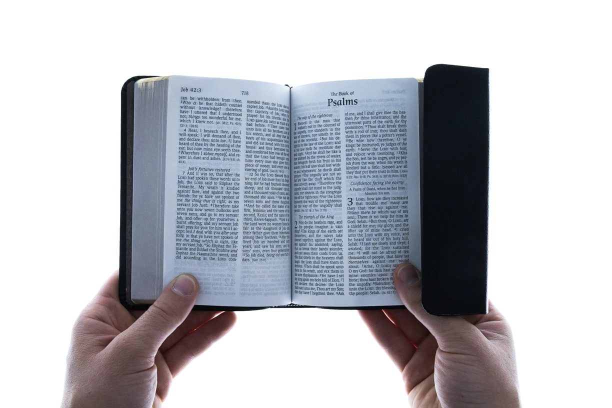 KJV Compact Reference Bible -Magnetic Closure - Image 4