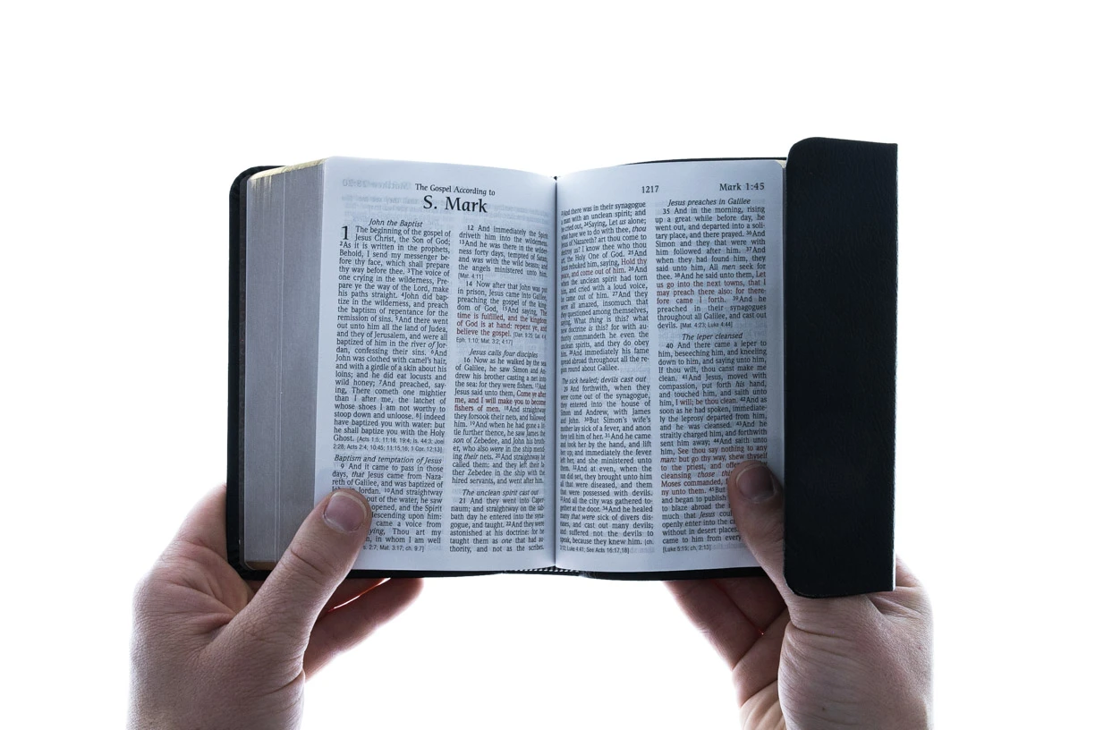 KJV Compact Reference Bible -Magnetic Closure - Image 5