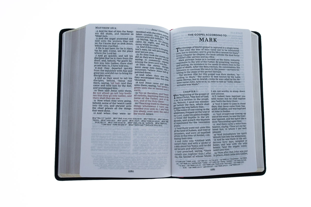 Thomas Nelson KJV, Deluxe Reference Bible, Personal Size Giant Print, Black - Image 4