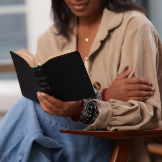 Thomas Nelson NKJV Compact Bible, MacLaren Series, Genuine Leather Black - Image 4